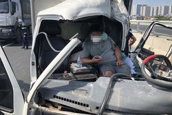 Nghẹt thở giải cứu tài xế bị kẹt trong cabin sau tai nạn ở Hà Nội