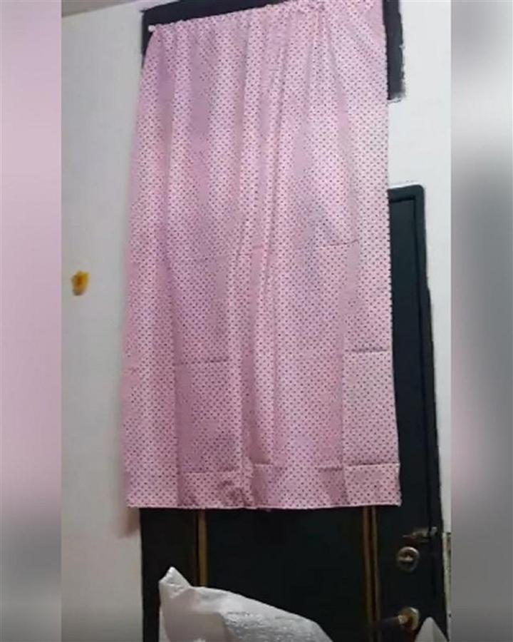 Cứ nửa đêm chó sủa, cặp đôi ở trọ phát hiện điều đáng sợ nơi cửa sổ-2