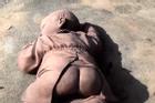 Tác phẩm điêu khắc em bé khổng lồ giữa sa mạc ở Trung Quốc