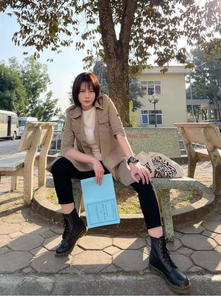 Phương Oanh Hương Vị Tình Thân đi mãi 1 kiểu boots lộ đùi gà-11