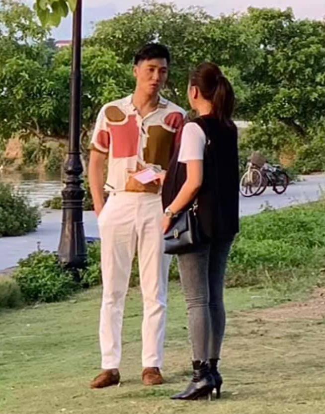 Phương Oanh Hương Vị Tình Thân đi mãi 1 kiểu boots lộ đùi gà-5