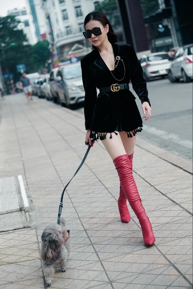 Phương Oanh Hương Vị Tình Thân đi mãi 1 kiểu boots lộ đùi gà-9