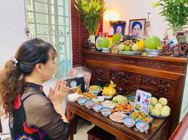 Dịch Covid-19, người Hà Nội cúng Vu Lan online, viếng mộ qua video call-1