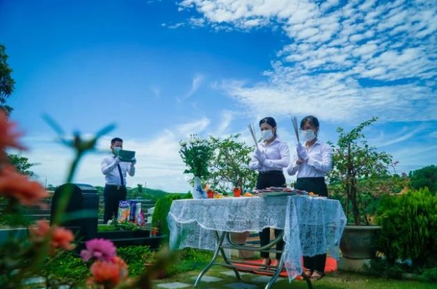 Dịch Covid-19, người Hà Nội cúng Vu Lan online, viếng mộ qua video call-2