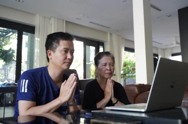 Dịch Covid-19, người Hà Nội cúng Vu Lan online, viếng mộ qua video call-4