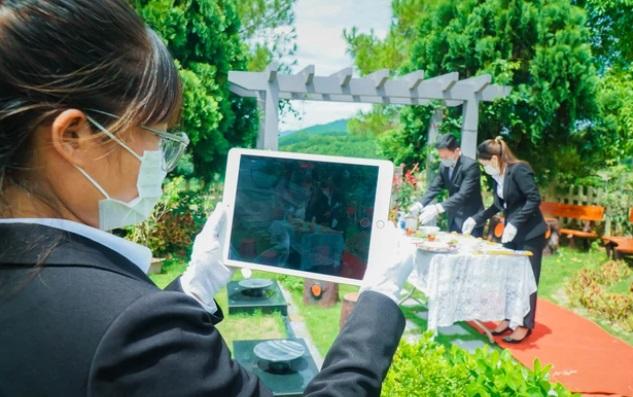 Dịch Covid-19, người Hà Nội cúng Vu Lan online, viếng mộ qua video call-6