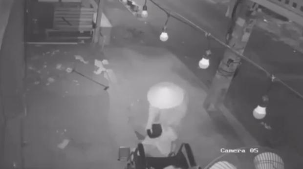 Câu chuyện cảm động của người phụ nữ khóc ngất vì chồng qua đời trên chiếc xe lăn-3