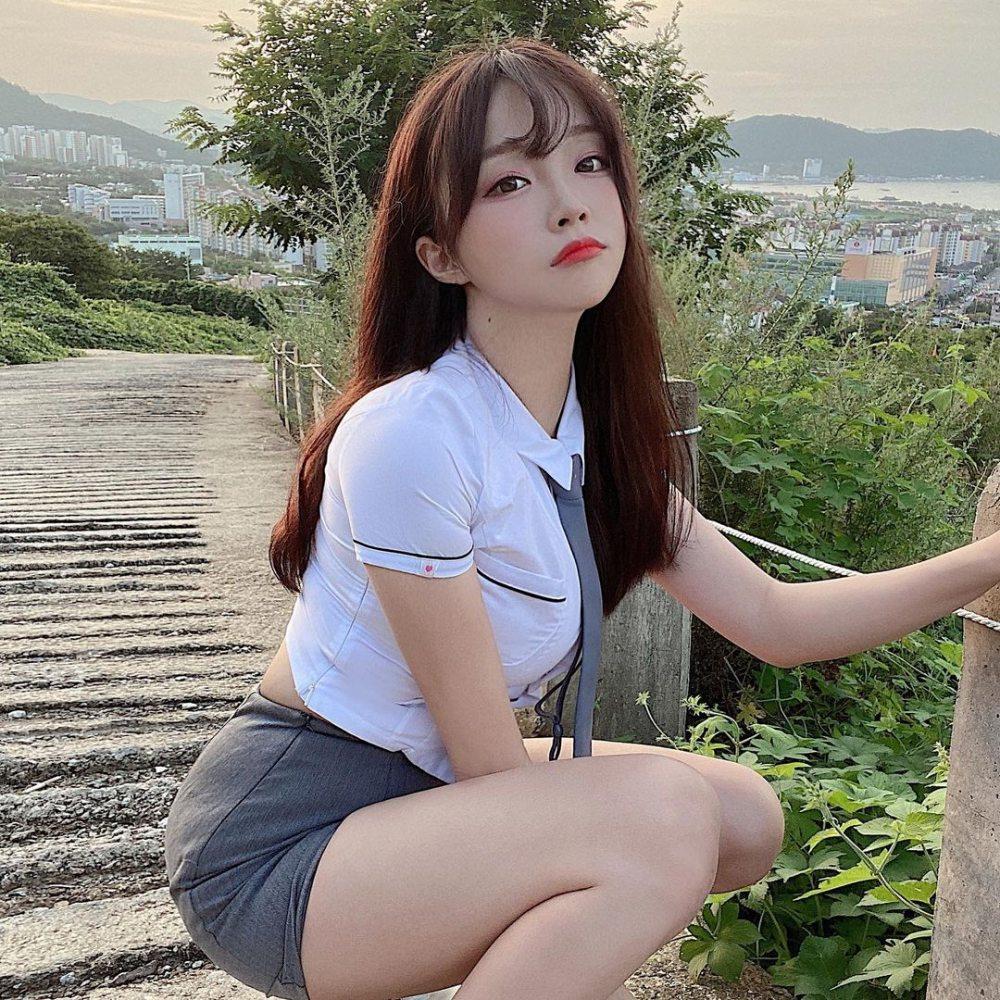 Đồng phục nữ sinh Hàn Quốc bị la ó vì chật, ngắn hơn cả đồ của trẻ 7 tuổi-2