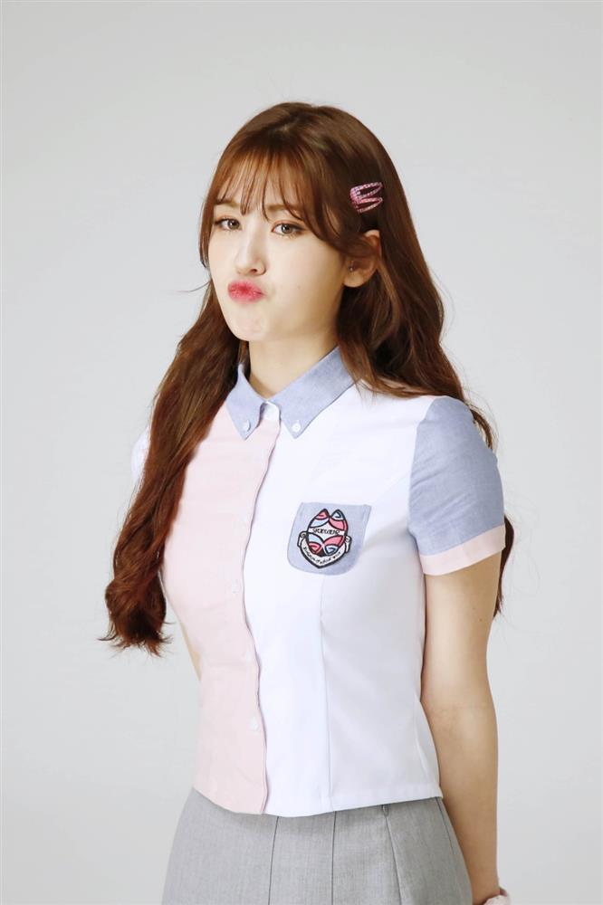 Đồng phục nữ sinh Hàn Quốc bị la ó vì chật, ngắn hơn cả đồ của trẻ 7 tuổi-7