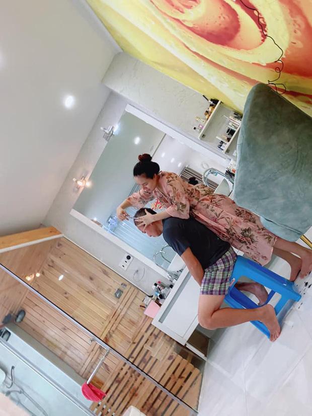 Vy Oanh lộ diện sau sinh, tự tay cắt tóc cho chồng đại gia và 3 giúp việc-2