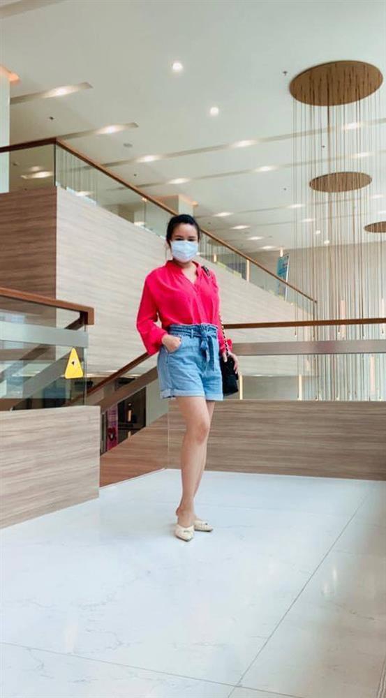 Vy Oanh lộ diện sau sinh, tự tay cắt tóc cho chồng đại gia và 3 giúp việc-5