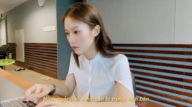 Khánh Vy xách túi hiệu trên 70 triệu, lái xế hộp đi làm ở VTV-2