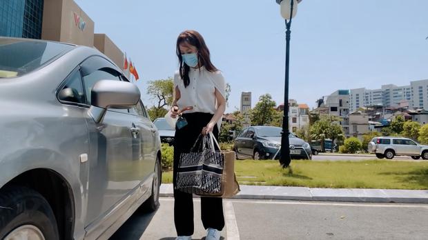 Khánh Vy xách túi hiệu trên 70 triệu, lái xế hộp đi làm ở VTV-4