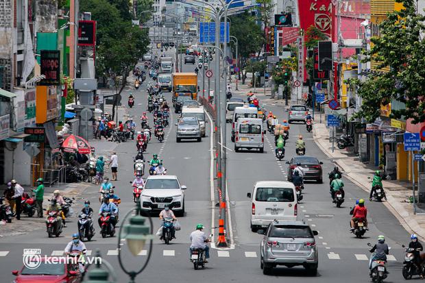 Lượng xe lưu thông trên một số tuyến đường ở địa bàn TP.HCM dù không phải giờ cao điểm nhưng vẫn khá đông đúc.