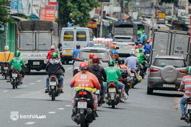 Tại khu vực đường Xô Viết Nghệ Tĩnh phần lớn đều là các shipper di chuyển trên đường phố.