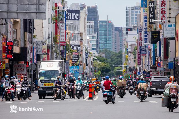 TP.HCM vẫn đang thực hiện Chỉ thị 16 nhưng mở rộng hơn một số nhóm ngành, nghề được hoạt động, do vậy số người ra đường cũng nhiều hơn.