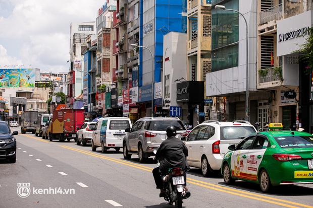 Hàng dài phương tiện di chuyển gây ách tắc nhẹ trên tuyến phố Phan Đình Phùng (quận Phú Nhuận).