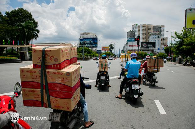 Những nhân viên chở hàng cũng tất bật vận chuyển hàng hoá cho các chuỗi cung ứng lương thực, thực phẩm.