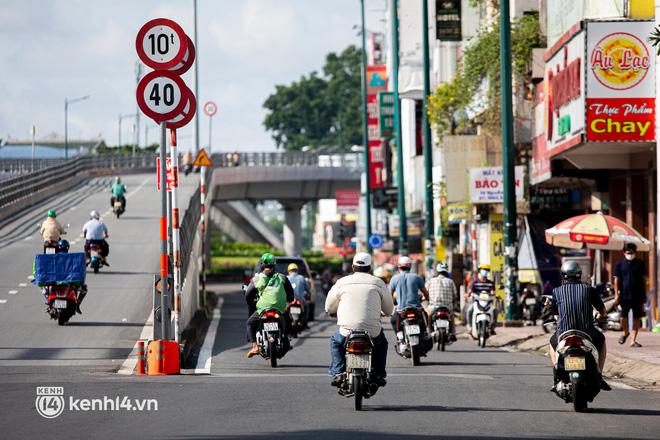 Trước đó, thành phố HCM siết chặt hơn nữa các biện pháp giãn cách xã hội, với quy định là kể từ ngày 23/08/2021, người dân sẽ tuyệt đối bị cấm ra khỏi nơi ở. Đồng thời, chính quyền sẽ huy động đến công an và quân đội để bảo đảm việc tuân thủ lệnh mới, cũng như có biện pháp mới để hỗ trợ phân phối lương thực cho người dân.