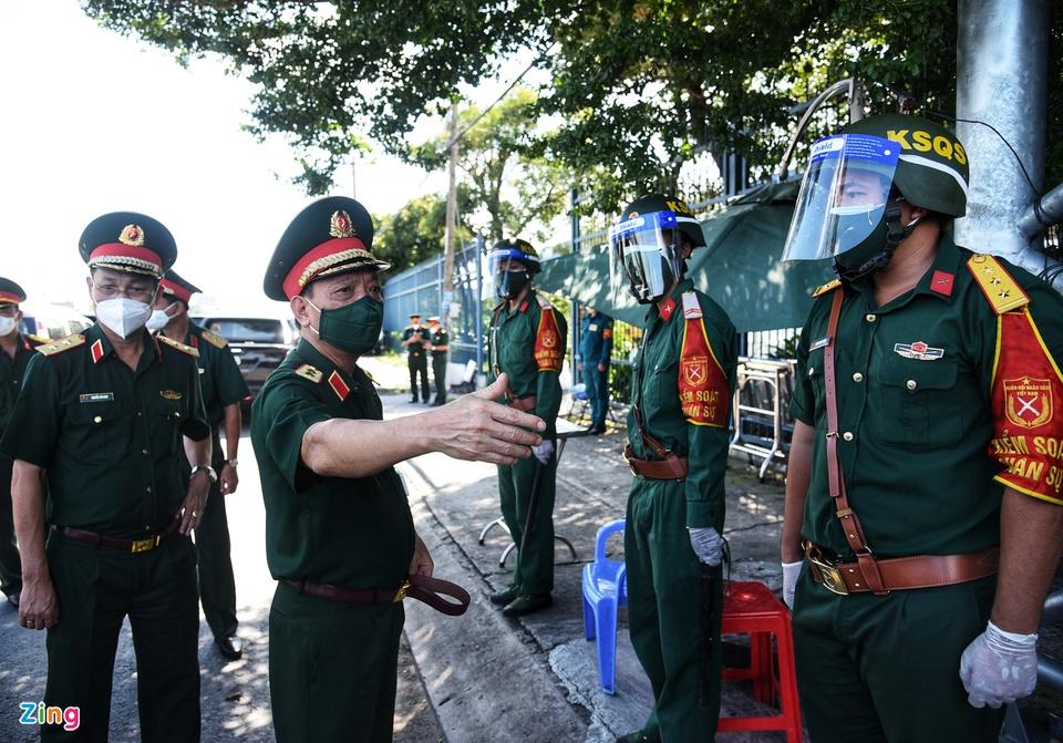 Tại một chốt kiểm soát trên quốc lộ 1 qua xã Bình Chánh, huyện Bình Chánh, trung tướng Ngô Minh Tiến dặn dò lực lượng kiểm soát quân sự phải nắm rõ yêu cầu siết chặt giãn cách của TP.HCM từ ngày 23/8.