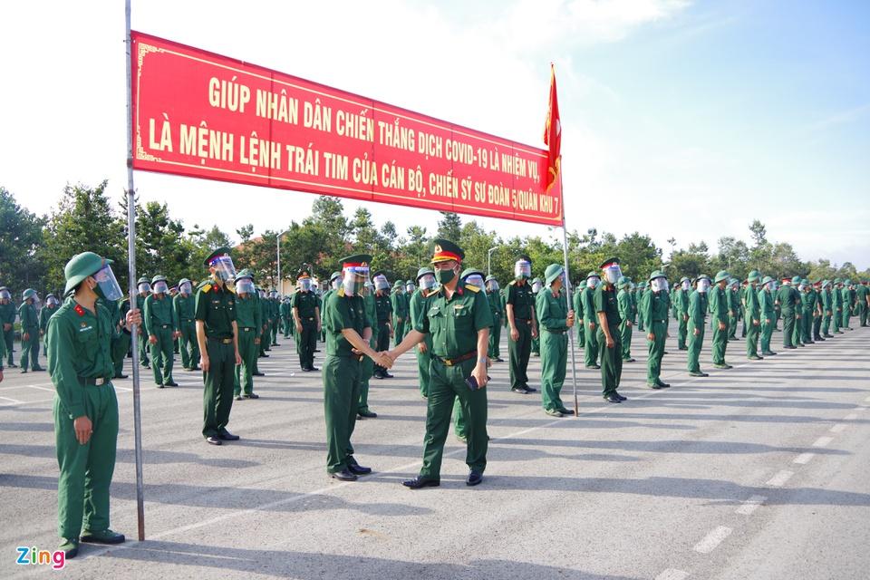 Thượng tá Lê Xuân Bình, Sư đoàn trưởng Sư đoàn 5, khẳng định việc hỗ trợ người dân TP.HCM chống dịch là nhiệm vụ chiến đấu thực sự của đơn vị trong thời bình, là niềm vinh dự to lớn đối với mỗi cán bộ, chiến sĩ. 