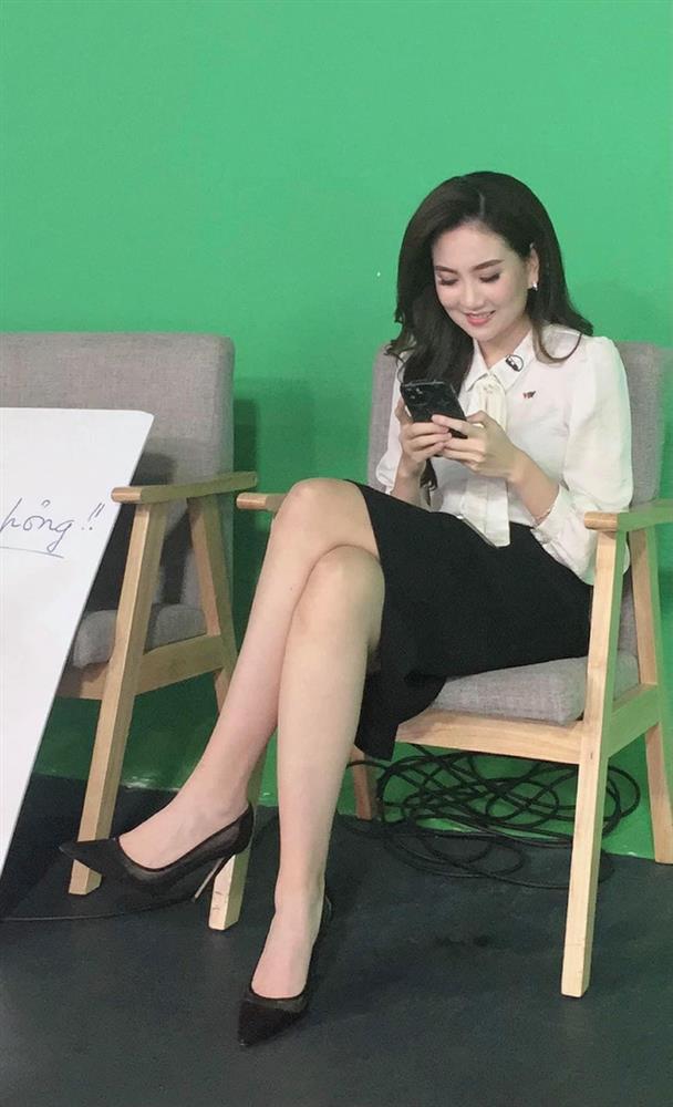 MC Mai Ngọc tiết lộ bí mật trong tủ đồ cá nhân ở nhà đài-5