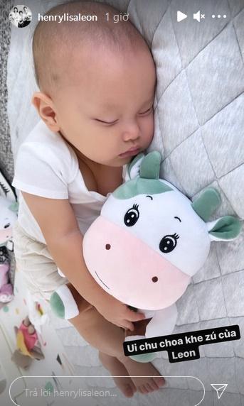 Hà Hồ hack chân Lisa dài quá đà bằng camera góc rộng-1