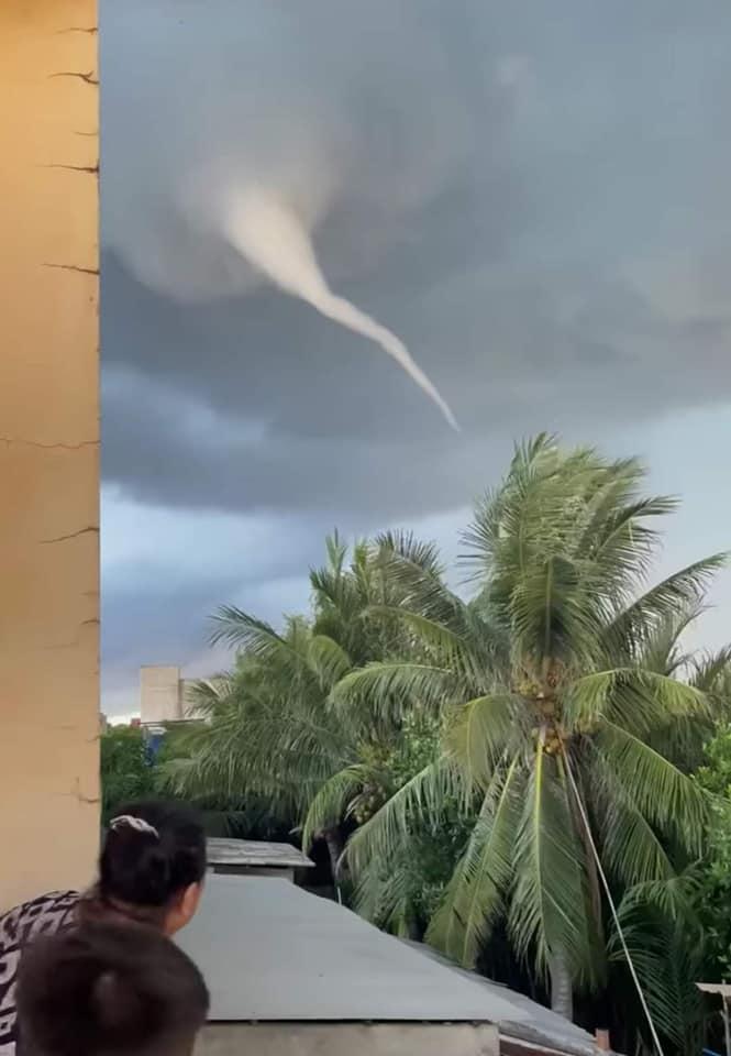 Xôn xao vòi rồng cao hàng trăm mét xuất hiện ở Bến Tre-1