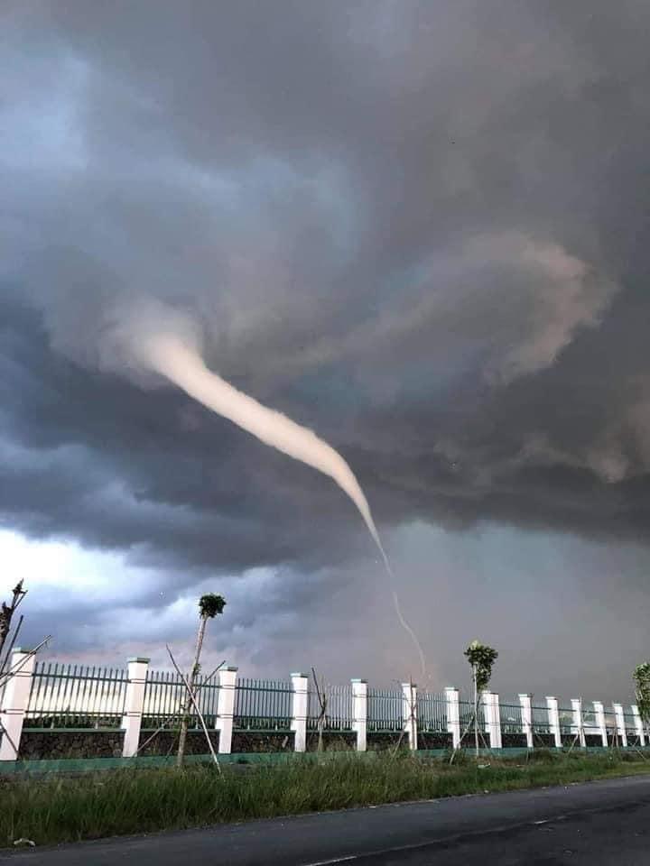 Xôn xao vòi rồng cao hàng trăm mét xuất hiện ở Bến Tre-2