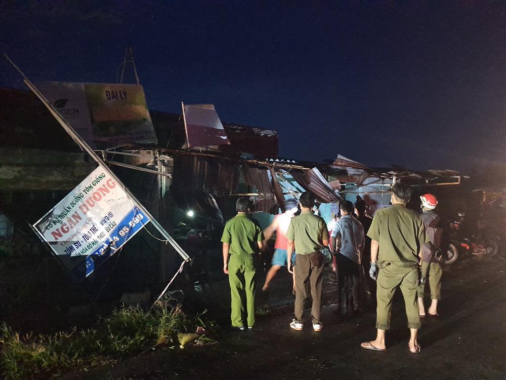 Xôn xao vòi rồng cao hàng trăm mét xuất hiện ở Bến Tre-4