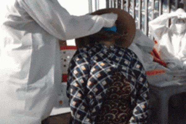 Đi xét nghiệm Covid-19, bé trai khiến ai cũng gật đầu khen ngoan-2