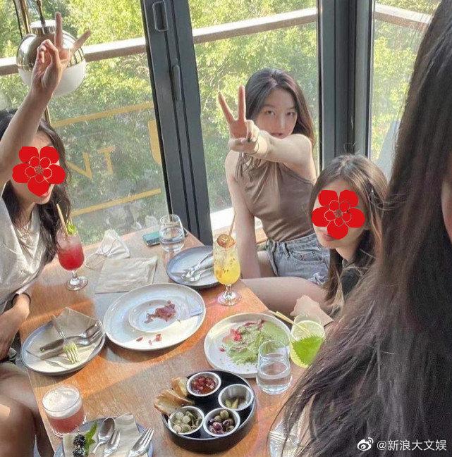 Con gái Vương Phi ăn mặc sexy, ra dáng thiếu nữ-1