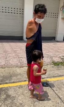 Sự thật clip người đàn ông dùng chân nhận tiền từ thiện-2