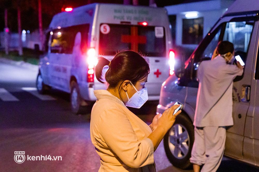 Chị Giang Kim Cúc (33 tuổi, TP.HCM) là trưởng nhóm "mai táng 0 đồng". Chị luôn tất bật với những cuộc gọi liên tục từ những người đang cần sự giúp đỡ. Bản thân chị cũng không nhớ đã bao đêm rồi không được ngủ ngon giấc. Nửa đêm cứ chập chờn vì tiếng điện thoại reo