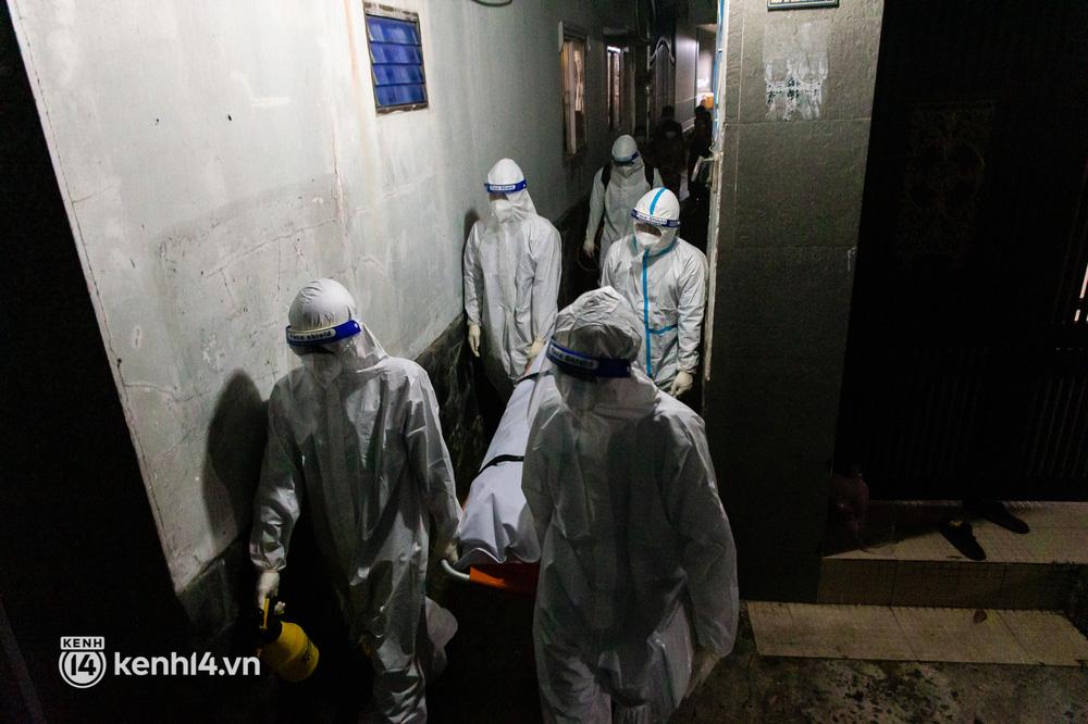 Sau khi các thủ tục được hoàn tất, cả nhóm khiêng thi thể lên xe cứu thương để đưa đến nơi hỏa táng