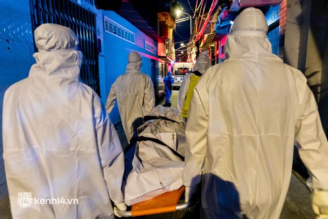 Hình bóng cả nhóm khuất dần ra khỏi con hẻm...