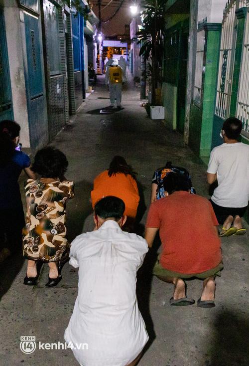 Chỉ còn những người thân đau xót lặng người phía sau