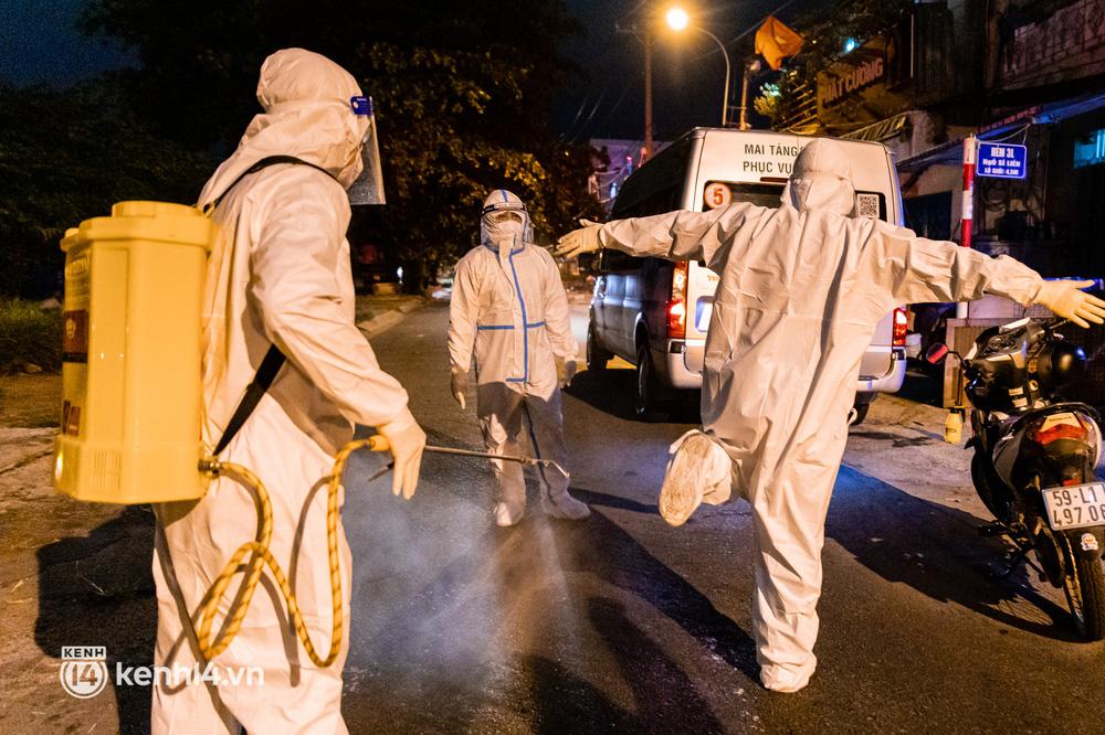 Các thành viên xịt khuẩn cho nhau cẩn thận trước khi đến một địa điểm khác.