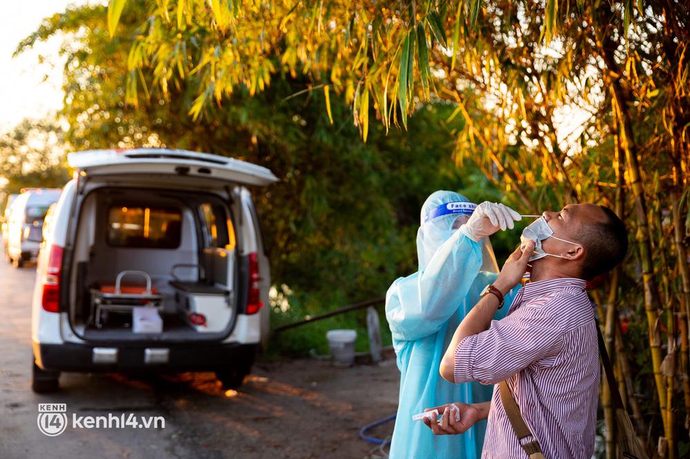 Để đảm bảo an toàn, những thành viên trong nhóm phải thường xuyên lấy mẫu xét nghiệm Covid-19