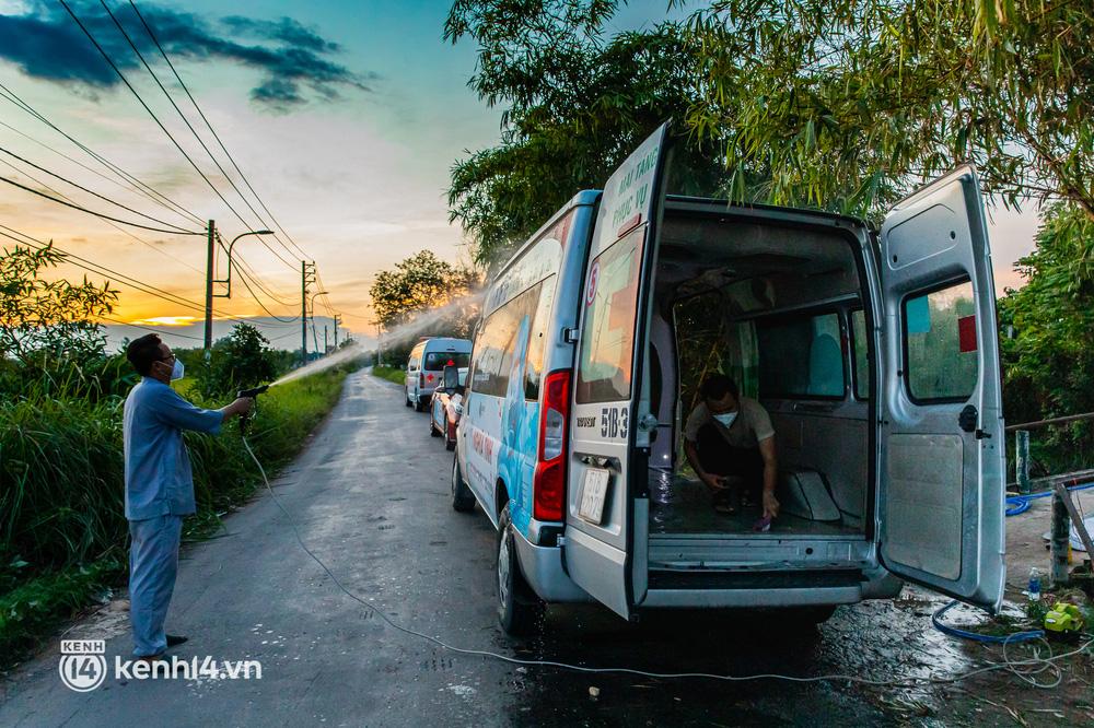 Trước mỗi hành trình mới, các thành viên của nhóm đều tranh thủ lau dọn, rửa xe để kịp những chuyến đi tiếp theo.