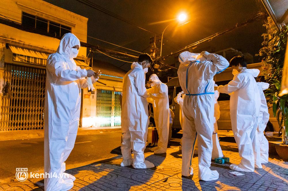 Từ khi dịch bệnh diễn ra ngày càng căng thẳng và nguy hiểm, nhóm hỗ trợ mai táng 0 đồng đã rong ruổi trên nhiều tuyến đường của Sài Gòn giúp đỡ mai táng cho những hoàn cảnh không may qua đời
