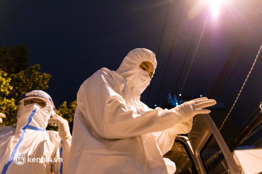 Khi có cuộc gọi đến đường dây nóng, bất kể là ngày hay đêm, trưởng nhóm sẽ nhắn tin, rồi phân công nhiệm vụ cho từng thành viên. Công việc đầu tiên của các thành viên là mặc đồ bảo hộ, xịt khử khuẩn, rồi chạy xe đến địa chỉ thông báo