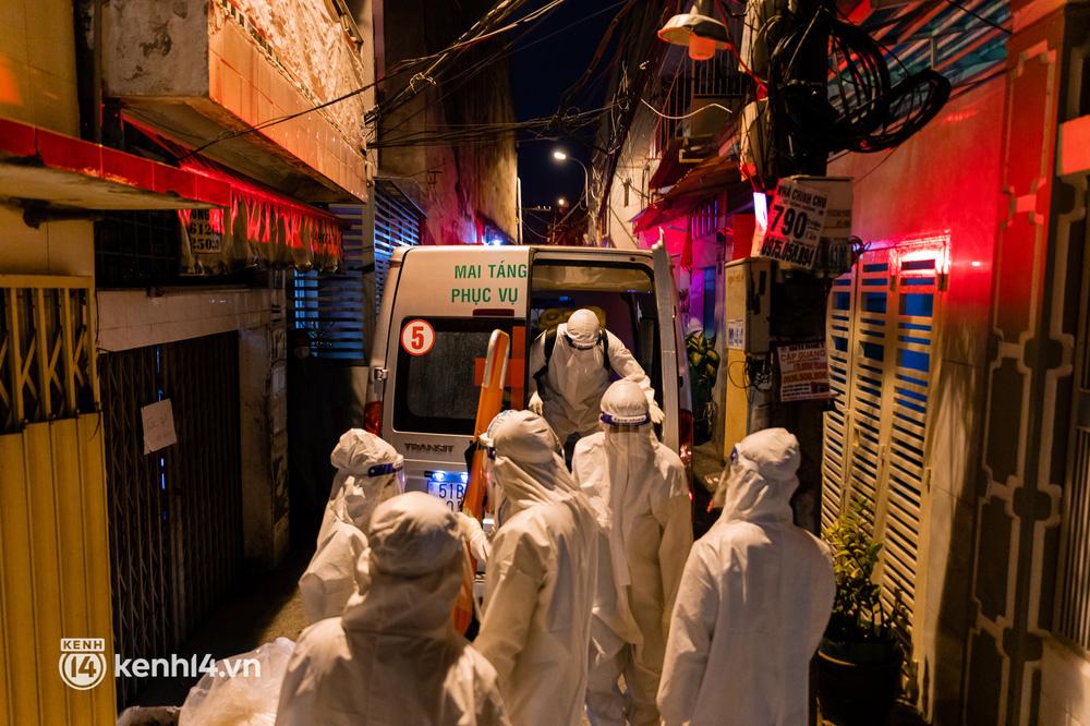 19h, trời Sài Gòn trở tối, 10 thành viên của nhóm chị Giang Kim Cúc và những cộng sự lặng lẽ tiến vào một con hẻm dài tại quận 8