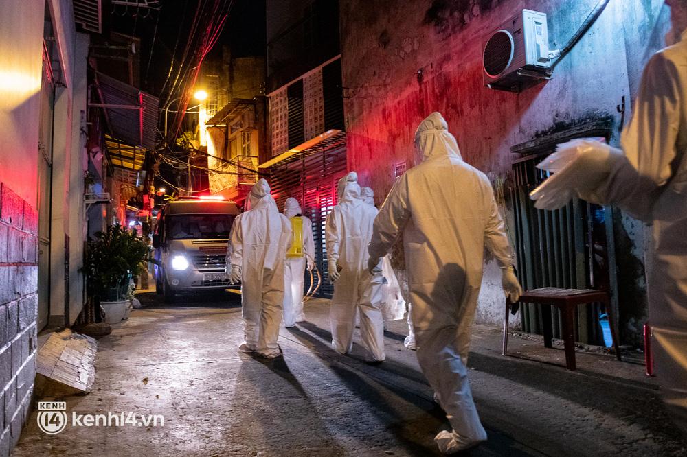 Bên trong con hẻm dài gần 1km, các nhà đều đã đóng cửa. Tiến sâu vào bên trong chỉ nghe thấy tiếng khóc của người thân trước sự mất mát quá lớn