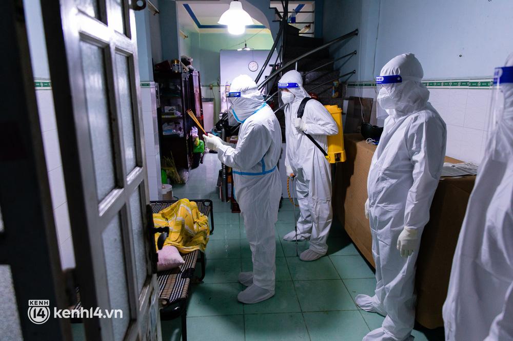 Trong căn nhà nhỏ, một đám tang buồn thê lương trong đêm vắng lặng diễn ra