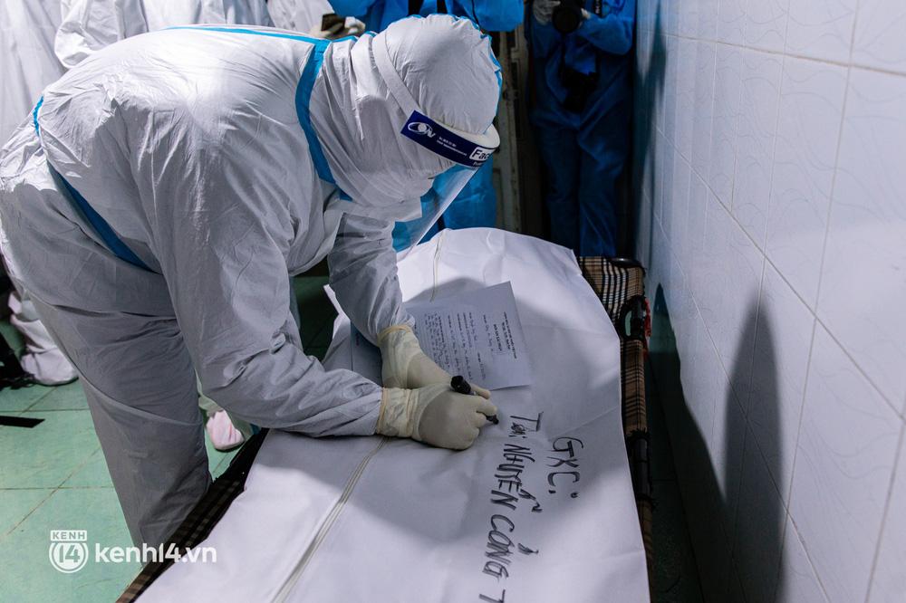 Một thành viên của nhóm cẩn thận ghi lại thông tin người mất để tiện sắp xếp di chuyển về trung tâm hỏa táng