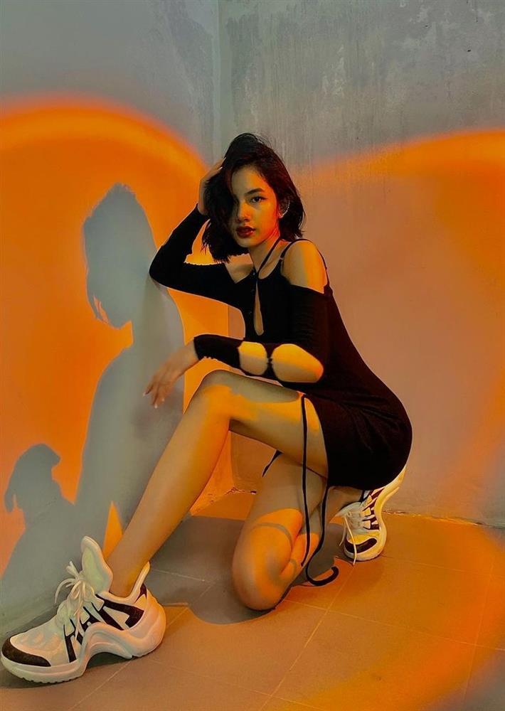 Tình tin đồn chồng cũ Lệ Quyên táo bạo vén áo khoe ngực-4