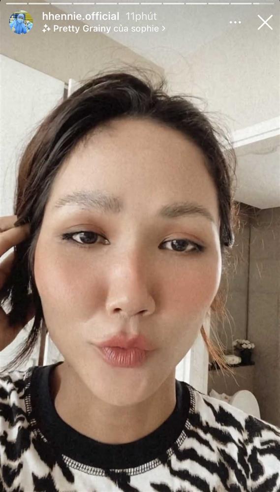 HHen Niê khốn khổ làm đẹp trong mùa dịch-5