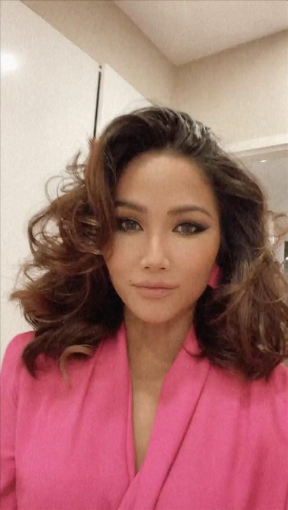 HHen Niê khốn khổ làm đẹp trong mùa dịch-3