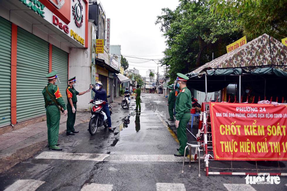 Tất cả các cửa ngõ của thành phố đều được kiểm tra nghiêm ngặt.